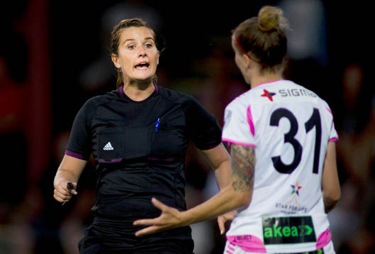 Domaren Malin Johansson från Stockholm och LDB FC Malmös