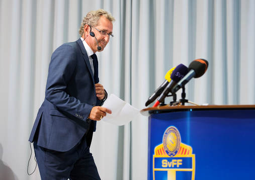 Sveriges förbundskapten Erik Hamrén på väg upp för att