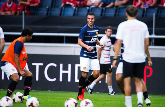 Manchester Uniteds Robin van Persie värmer upp