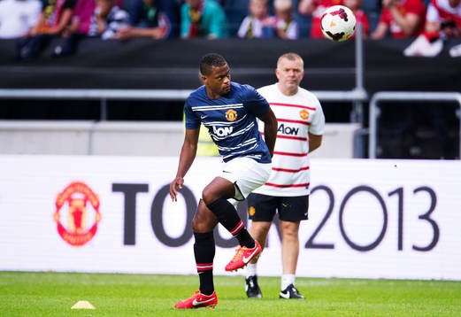 Manchester Uniteds Patrice Evra värmer upp