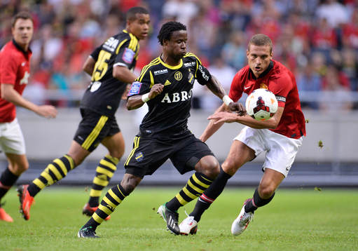 s Kennedy Igboananike utmanas av Manchester Uniteds Nemanja