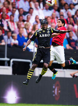 s Martin Kayongo-Mutumba och Manchester Uniteds Rafael i en