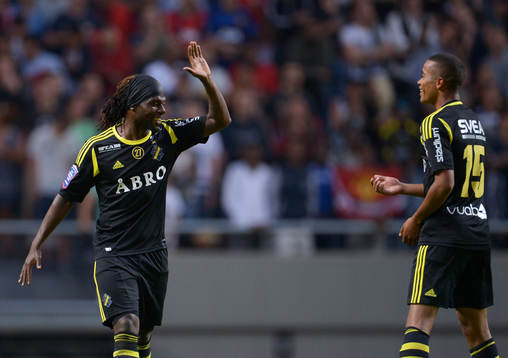 sMartin Kayongo-Mutumba och Robin Quaison jublar