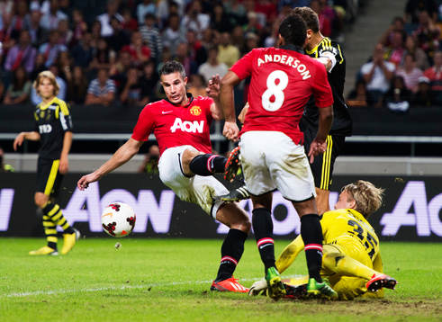 Manchester Uniteds Robin van Persie missar bollen framför