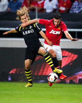 s Sam Lundholm utmanas av Manchester Uniteds Robin van