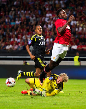 s målvakt Patrik Carlgren stoppar Manchester Uniteds Danny