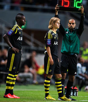 s Christian Kouakou och Sam Lundholm byts in