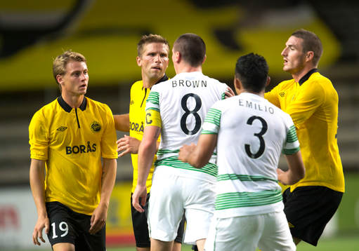 Tumult uppstår i slutskedet av matchen, här Simon