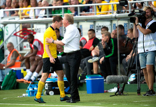 Daniel Mobaeck, Elfsborg, får utgå och klappas om av
