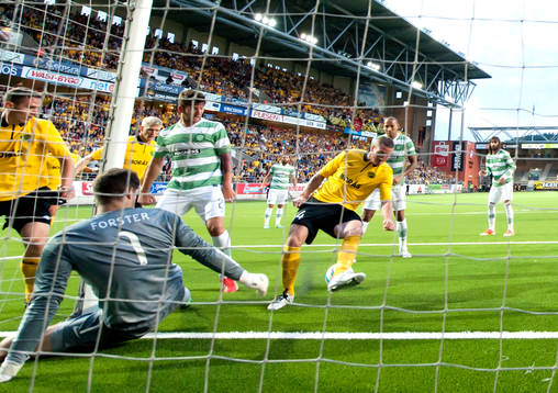 James Keene, Elfsborg, har en målchans men missar