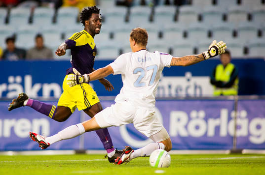 Swanseas Wilfried Bony gör ett mål som döms bort för