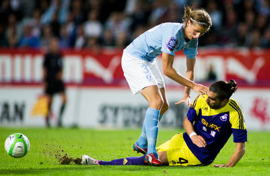 Malmö FFs Pawel Cibicki och Swanseas Chico Flores