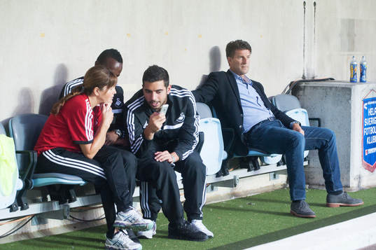 Michael Laudrup, manager, Swansea. Avbytarbänk, spelarna