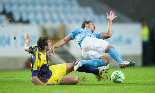 Michu, Swansea och Ricardinho, Malmö, glidtackling som