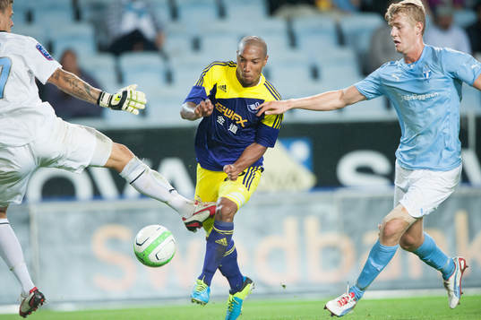 Jonathan de Guzman, Swansea,  målvakten Johan Dahlin och