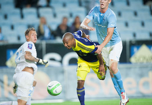 Jonathan de Guzman, Swansea,  målvakten Johan Dahlin och
