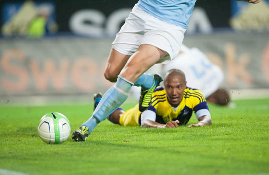 Jonathan de Guzman, Swansea,  tappar bollen till Filip