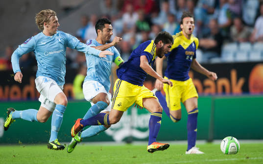 Emil Forsberg och Jiloan Hamad, Malmö, försöker stoppa