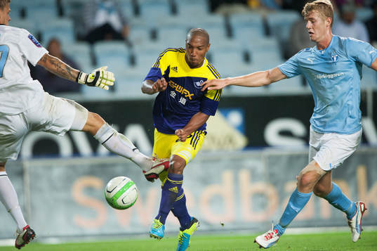 Jonathan de Guzman, Swansea, målvakten Johan Dahlin och