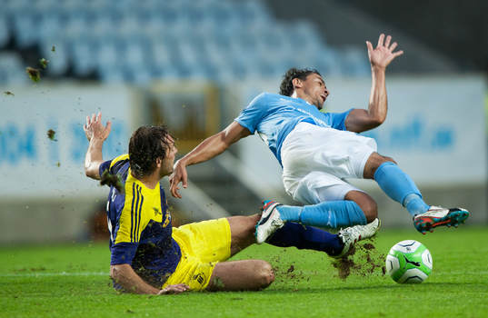 Michu, Swansea glidtacklar Ricardinho, Malmö och blir