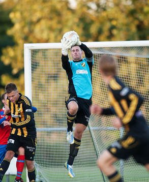 Calle Lindell, IFK Hässleholm, målvakt greppar bollen