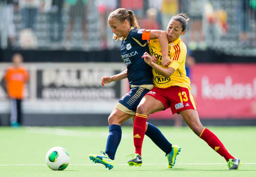 Tyresös Christen Press i kamp om bollen med LdB Malmös