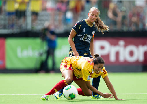 Tyresös Christen Press i kamp om bollen med LdB Malmös