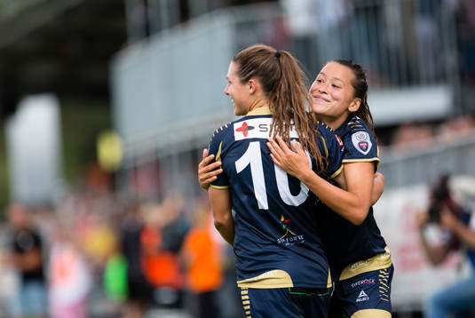 LdB Malmös Ramona Bachmann (v) gör 3-2 och gratuleras av