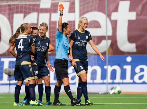 Domare Jenny Palmqvist ger rött kort till LdB Malmös