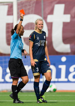 Domare Jenny Palmqvist ger rött kort till LdB Malmös