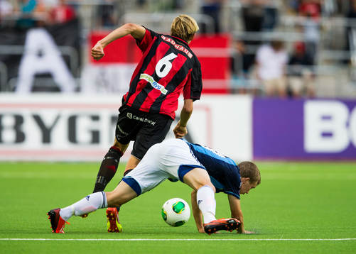 Brommapojkarnas Joakim Lindner tar sig förbi Djurgårdens