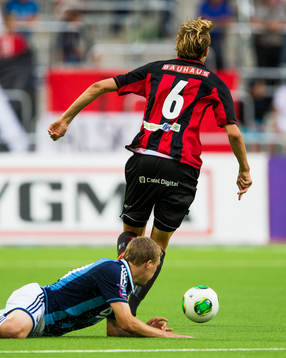 Brommapojkarnas Joakim Lindner tar sig förbi Djurgårdens