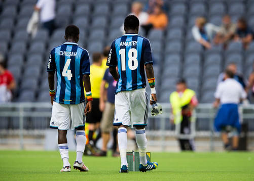 Djurgårdens Yussif Chibsah och Daniel Amartey  deppar