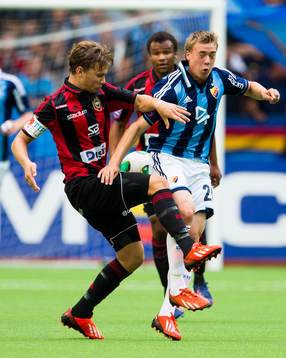 Brommapojkarnas Jesper Karlström i en närkamp med