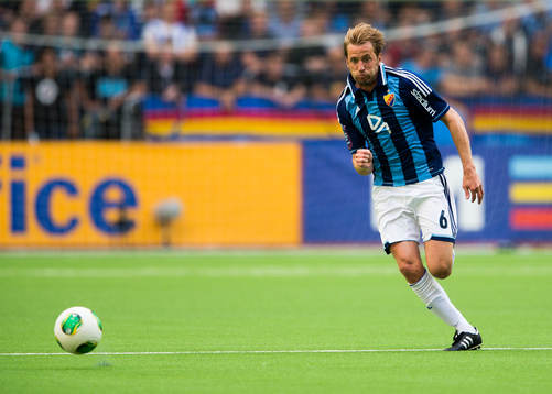 Djurgårdens Peter Nymann Mikkelsen  med bollen