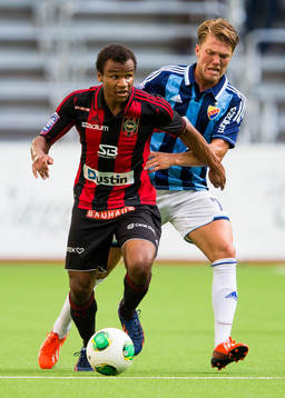 Brommapojkarnas Serge-Junior Martinsson Ngouali med bollen