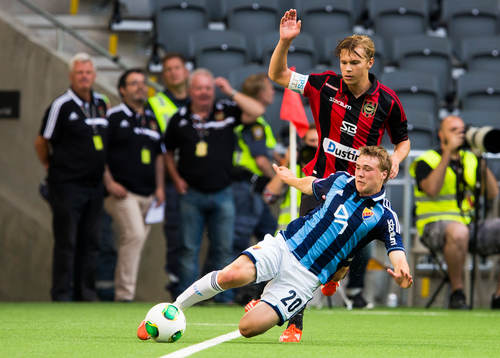 Brommapojkarnas Jesper Karlström i en närkamp med