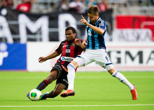 Brommapojkarnas Serge-Junior Martinsson Ngouali i duell om
