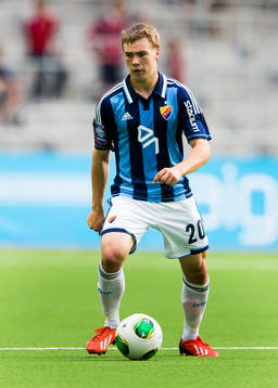 Djurgårdens Simon Tibbling med bollen