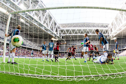 Brommapojkarnas Panajotis Dimitriadis (m) jublar