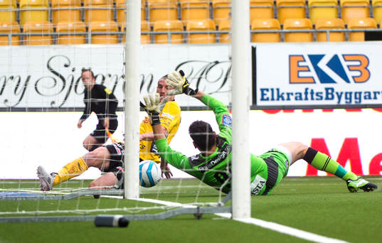 Elfsborgs James Keene har ett friläge mot Kalmars målvakt