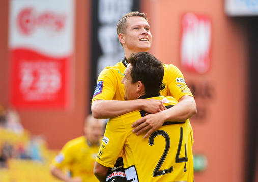 Elfsborgs målskytt Viktor Claesson gratuleras av  Stefan