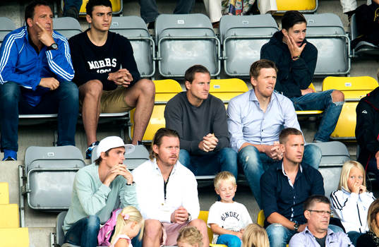 Elfsborgs David Elm sitter på läktaren i fotbollsmatchen
