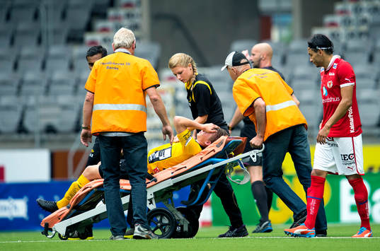Elfsborgs Simon Hedlund får utgå skadad i fotbollsmatchen