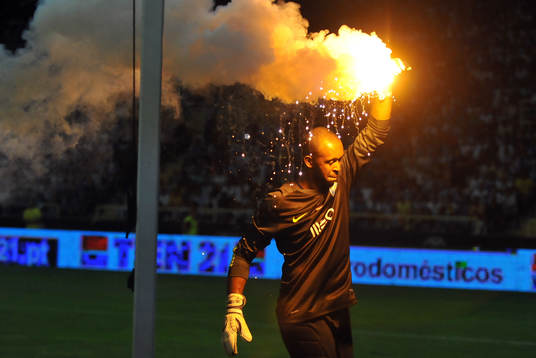 Helton AVEC UN FUMIGENE LANCE PAR LES SUPPORTERS   -