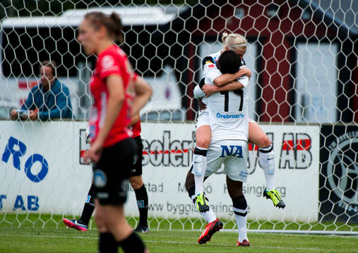 Örebros Sarah Michael  och Sanna Talonen jublar