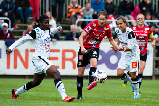 Örebros Sarah Michael, försöker tackla Kristianstads Mia