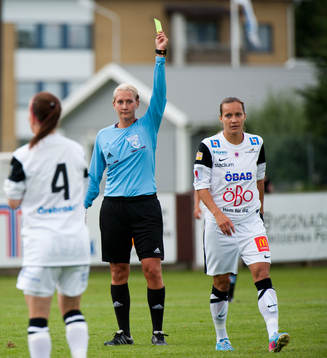 Domare Tess Petersson visar upp gult kort till Örebros