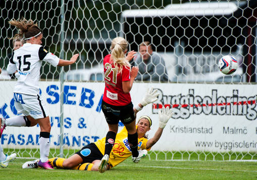 Örebros Jennie Wecksell och Stephanie Labbé, målvakt