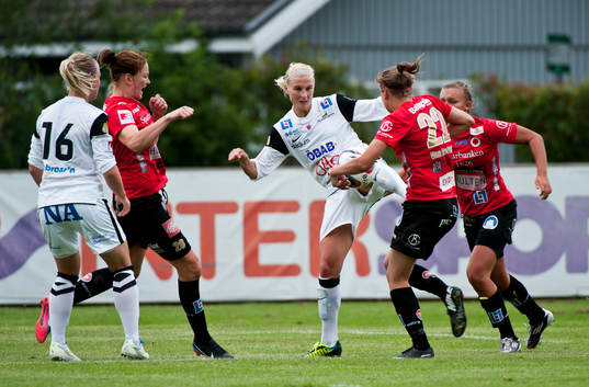Örebros  Maria Synnerhahl (vänd ryggen)  Kristianstads